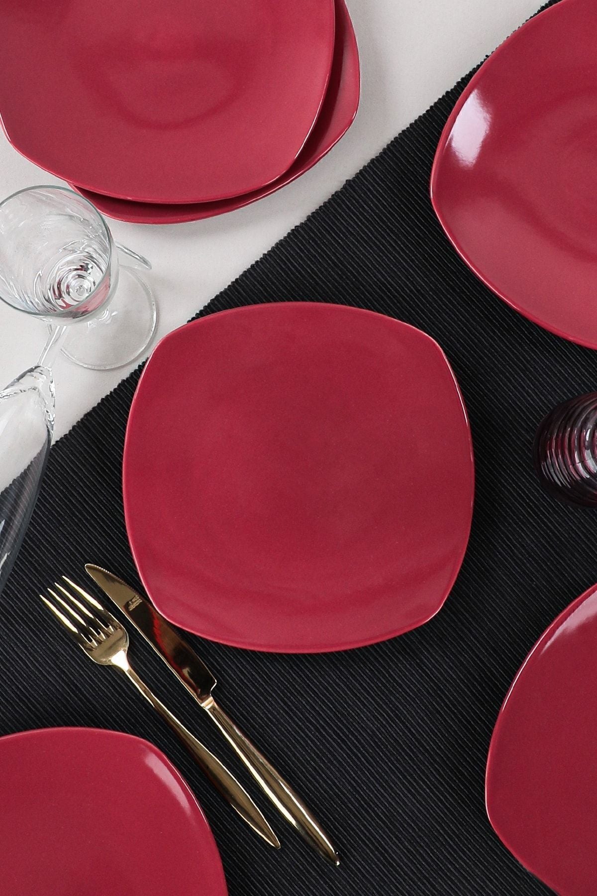 Carmen Kırmızı Köşem Pasta Tabağı 22 Cm 6 Adet