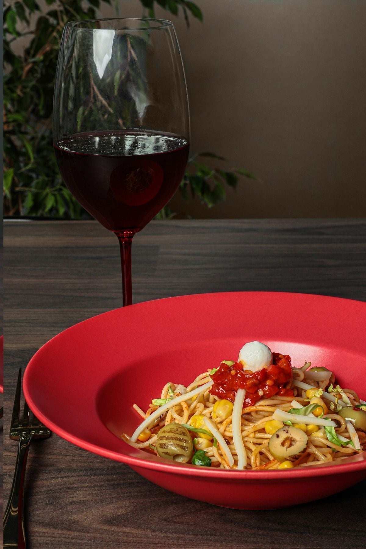 Delta Mat Kırmızı Bayrak Makarna Tabağı 26 Cm