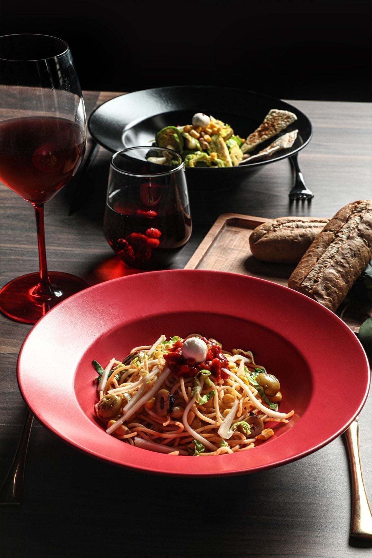 Delta Mat Kırmızı Bayrak Makarna Tabağı 26 Cm