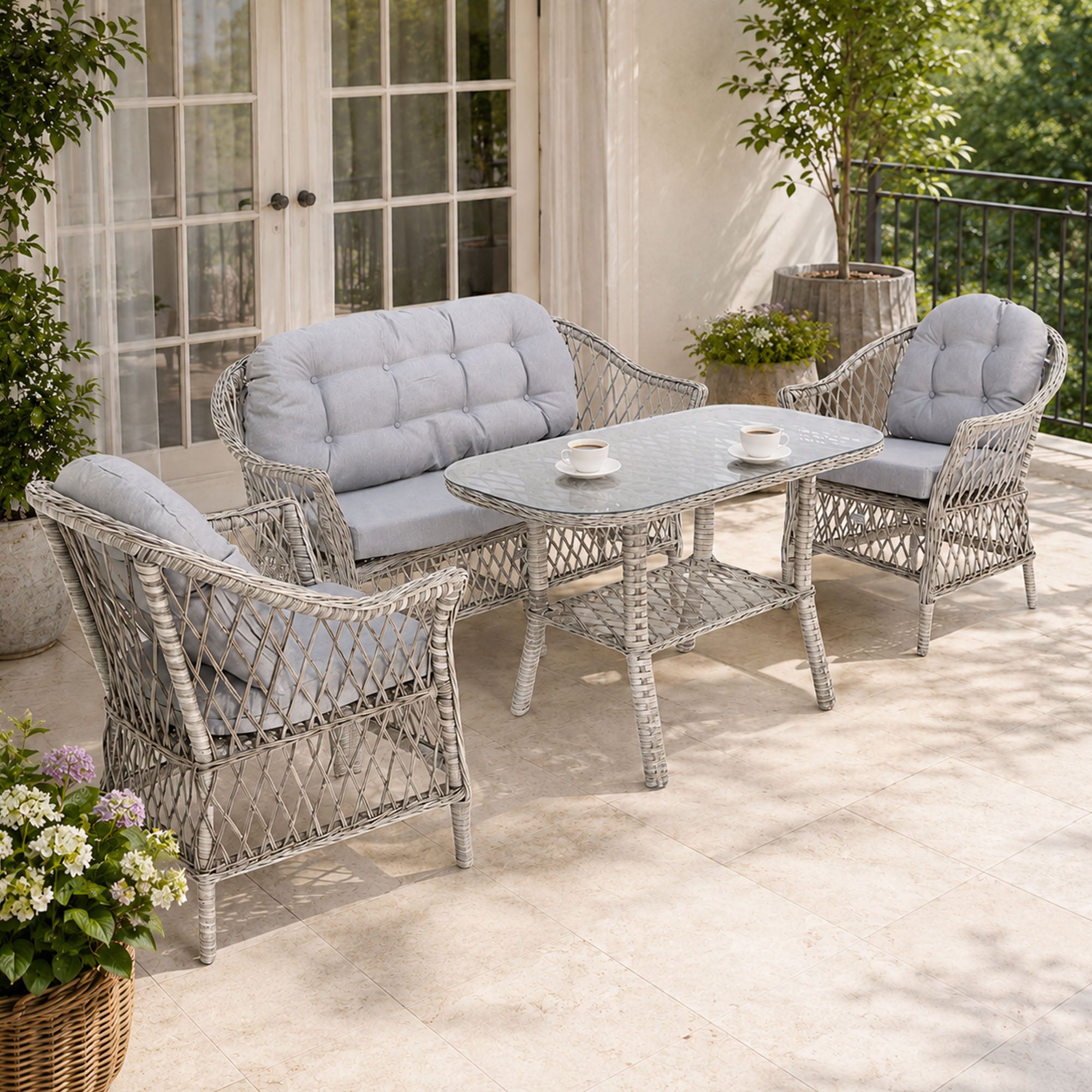 Eterna X rattan bahçe oturma grubu, doğal ışıklı terasta karşıdan görünüm