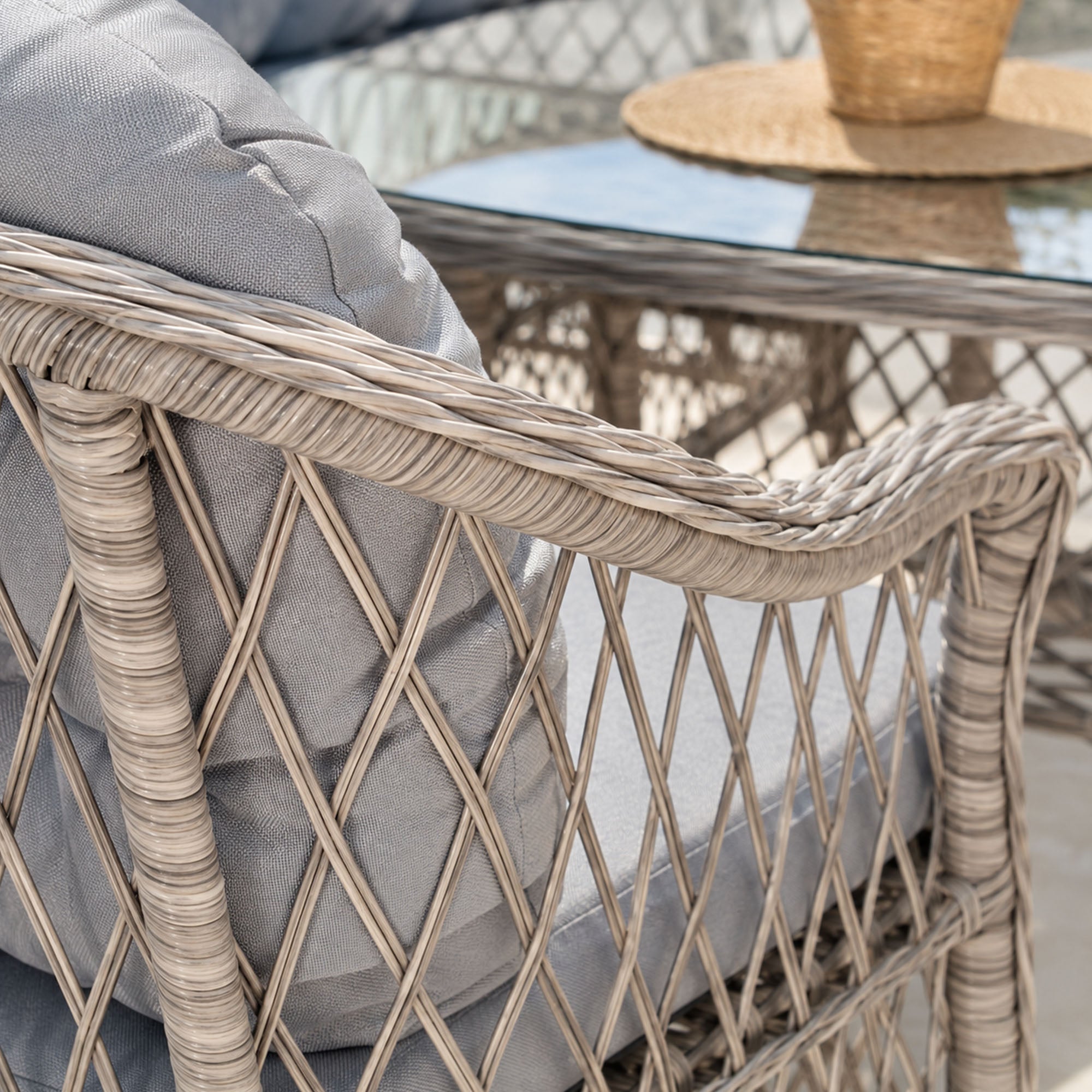 Eterna X koltuğun gri minderi ve rattan örgü kol detayının yakın görünümü