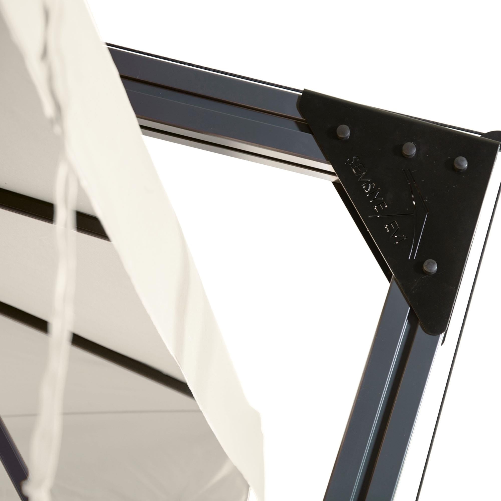 Rehome SE yandan direkli şemsiyede üst kol bağlantı plakası detayı; dış mekân kullanımına uygun sağlam iskelet yapısı.