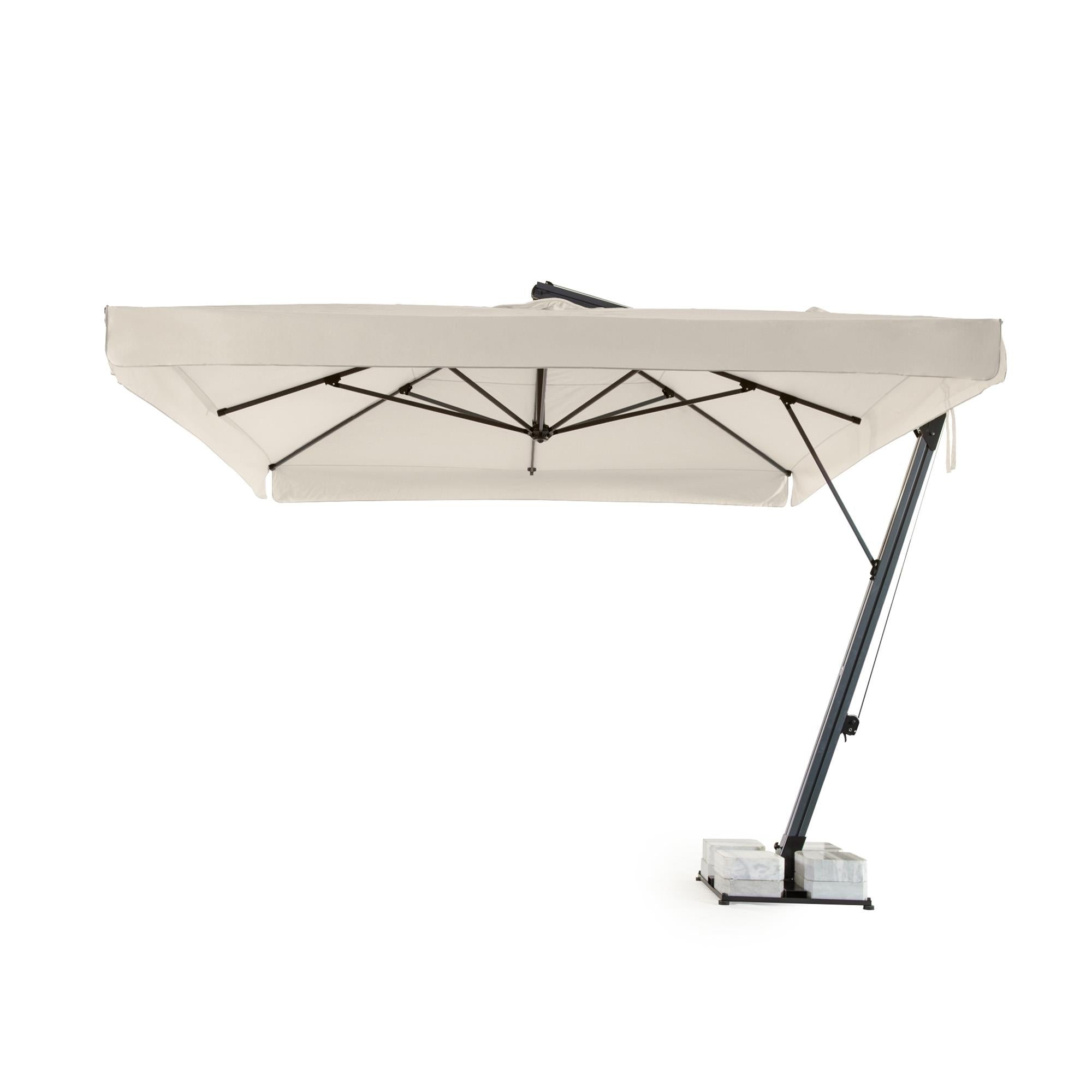 300x400 cm dikdörtgen banana şemsiyenin 8 kollu alt iskelet yapısı; orta direk olmadığı için masa düzenini bozmaz.