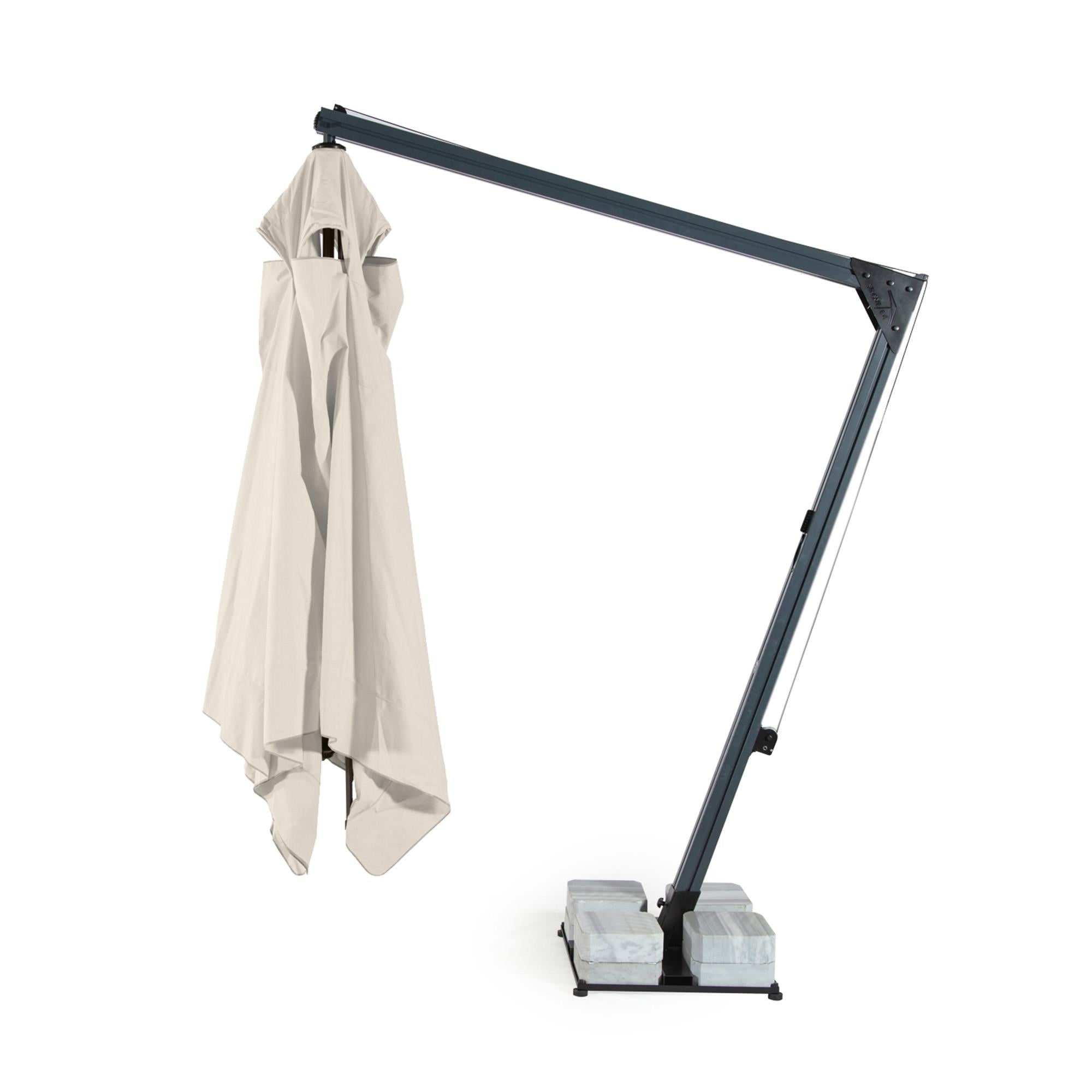 Rehome SE 300x400/8 dikdörtgen banana şemsiye kapalı görünüm; sabit ayaklı ve tekerlekli tabanla kontrollü konumlandırma sağlar.